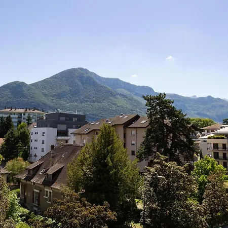 Proche Lac Et Commerces